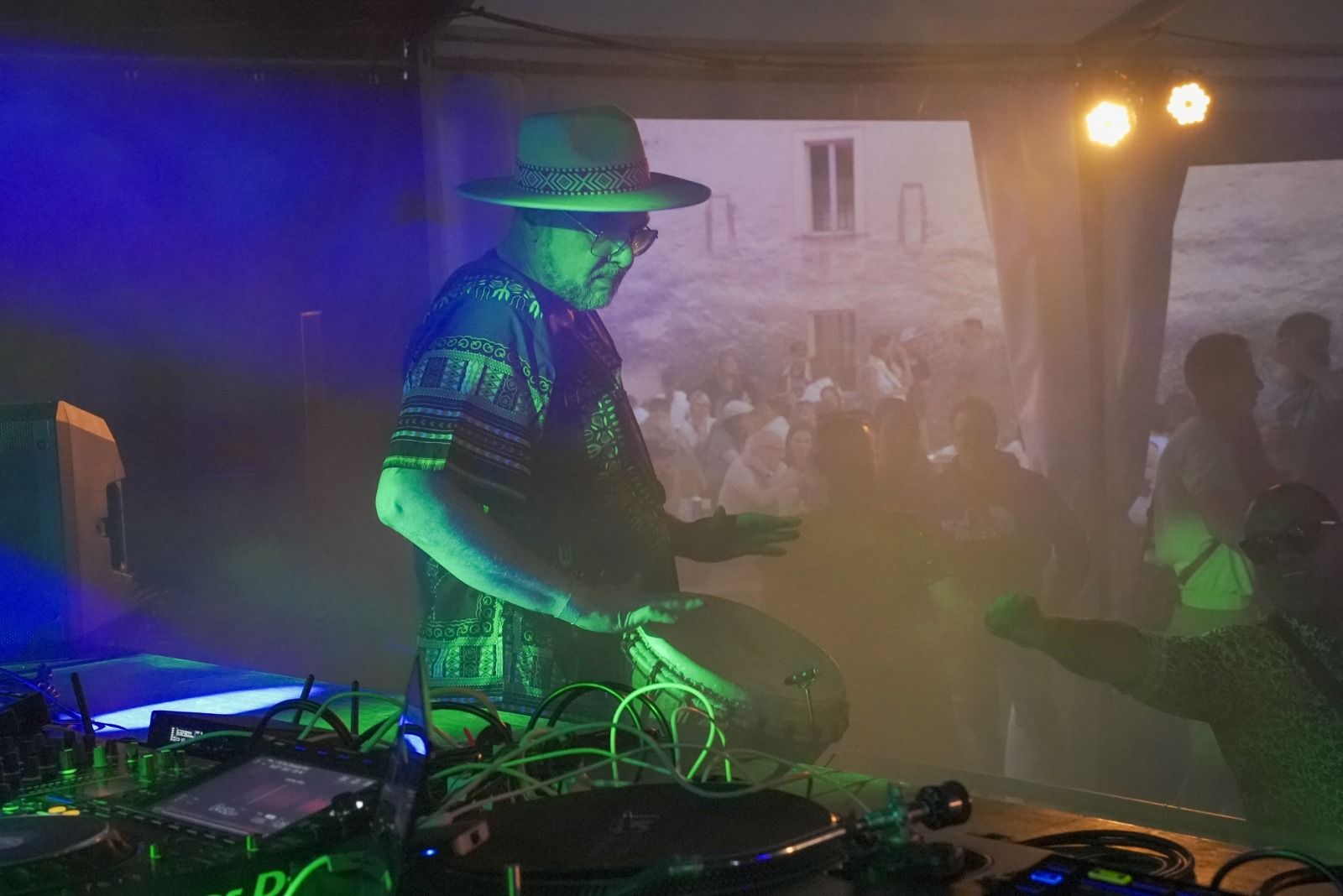 Master M at the decks in green light