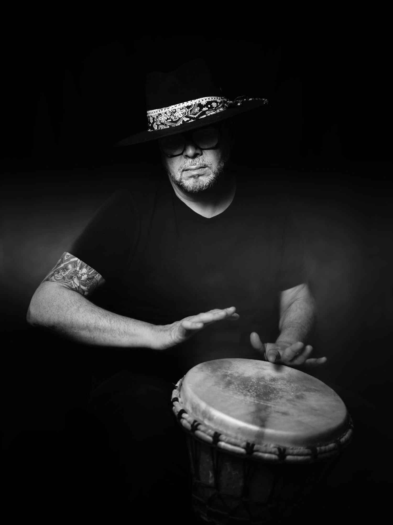 Master M playing djembé, black and white portrait